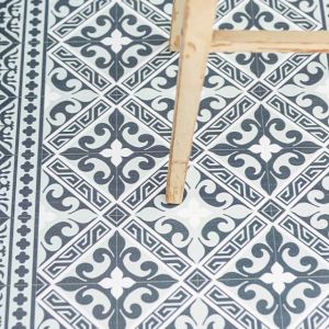 TAPPETTO IN VINILE DECORO FLOR DE LIS GREY 68 x 120 cm