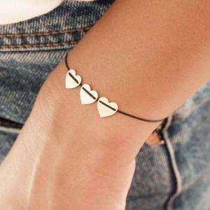 BRACCIALE DI FILO CON TRE CUORI