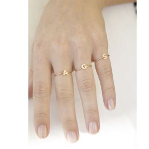 ANELLO REGOLABILE CON LETTERA V